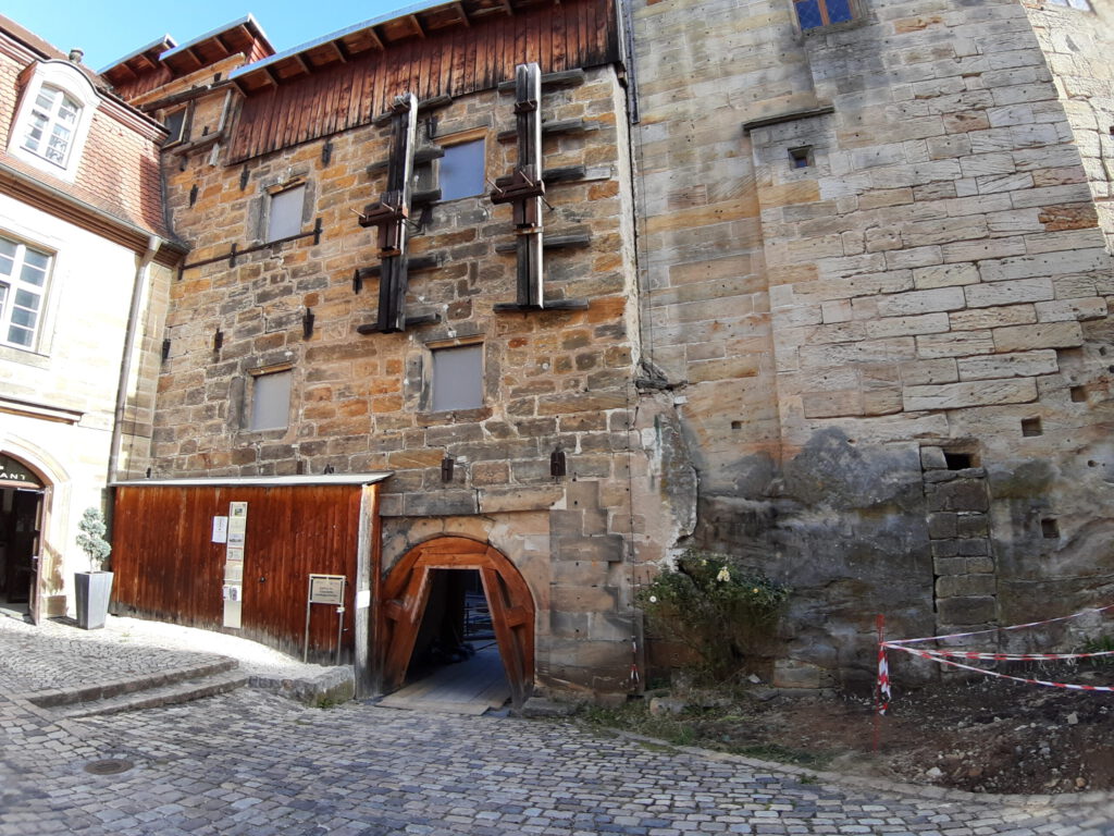 Ansicht des Storchenbaus vom Innenhof des Schlosses